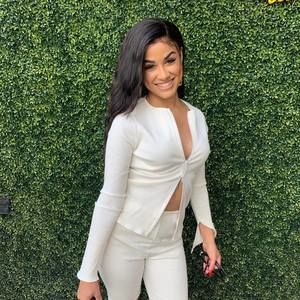 Meet your Posher, Dominique